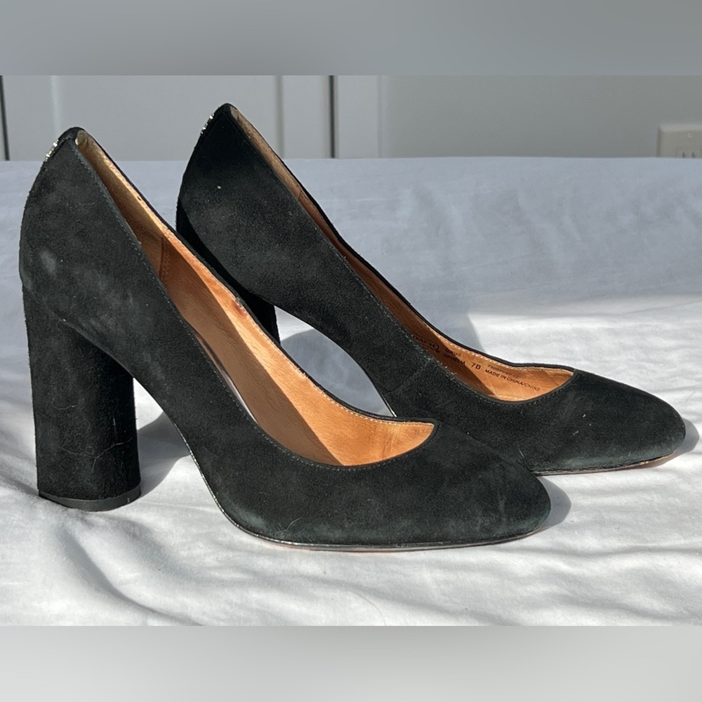 Seriously lovely sz 7 velvet Coach pumps